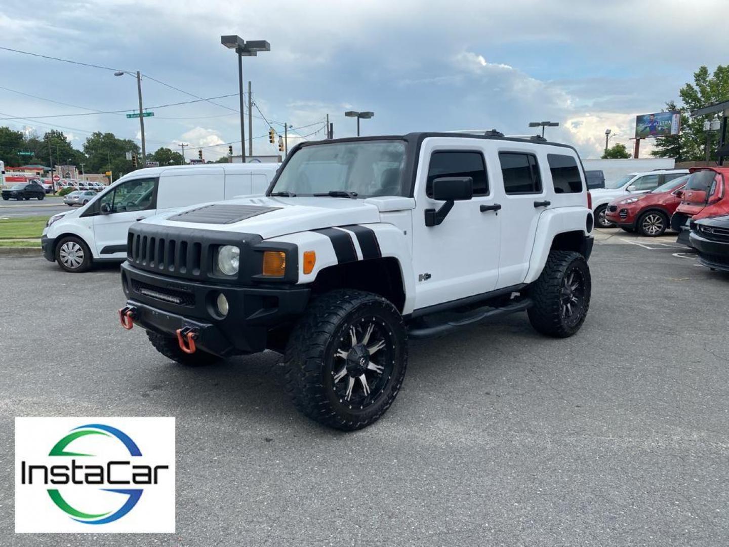 2008 Birch White /Ebony w/Pewter Piping Hummer H3 Luxury (5GTEN43E288) with an 3.7L L5 DOHC 20V engine, 4-speed automatic transmission, located at 6064 Gull Rd, Kalamazoo, MI, 49048, (269) 222-0088, 42.328388, -85.512924 - <b>Equipment</b><br>The leather seats in it are a must for buyers looking for comfort, durability, and style. This Hummer H3 is equipped with the latest generation of XM/Sirius Radio. Enjoy the heated seats in this Hummer H3 you will never buy a vehicle without them. Everyone loves the comfort of h - Photo#8