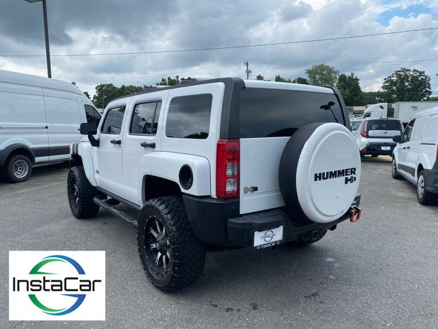 2008 Birch White /Ebony w/Pewter Piping Hummer H3 Luxury (5GTEN43E288) with an 3.7L L5 DOHC 20V engine, 4-speed automatic transmission, located at 6064 Gull Rd, Kalamazoo, MI, 49048, (269) 222-0088, 42.328388, -85.512924 - <b>Equipment</b><br>The leather seats in it are a must for buyers looking for comfort, durability, and style. This Hummer H3 is equipped with the latest generation of XM/Sirius Radio. Enjoy the heated seats in this Hummer H3 you will never buy a vehicle without them. Everyone loves the comfort of h - Photo#10