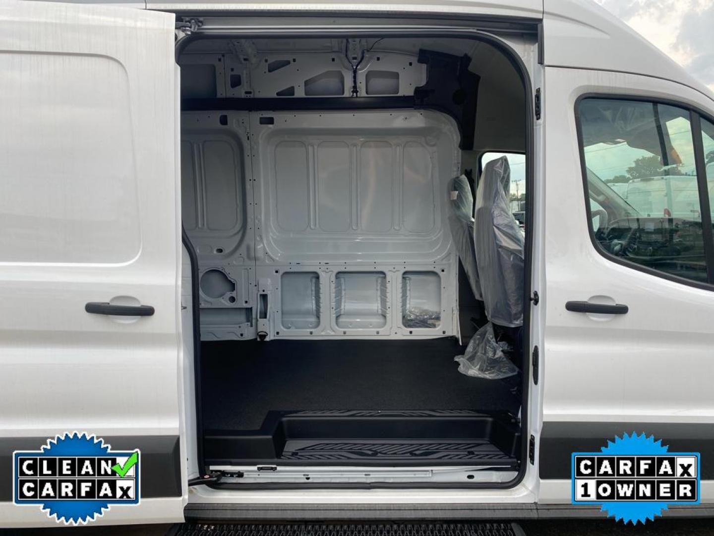 2022 Oxford White /Dark Palazzo Gray Ford Transit T-350 HD DRW (1FTRU8XG0NK) with an 3.5L V6 DOHC 24V engine, 10-speed automatic transmission, located at 6064 Gull Rd, Kalamazoo, MI, 49048, (269) 222-0088, 42.328388, -85.512924 - <b>Equipment</b><br>Our dealership has already run the CARFAX report and it is clean. A clean CARFAX is a great asset for resale value in the future. Protect this 2022 Ford Transit Van T-350HD EL High Roof from unwanted accidents with a cutting edge backup camera system. This Ford Transit Van featu - Photo#27