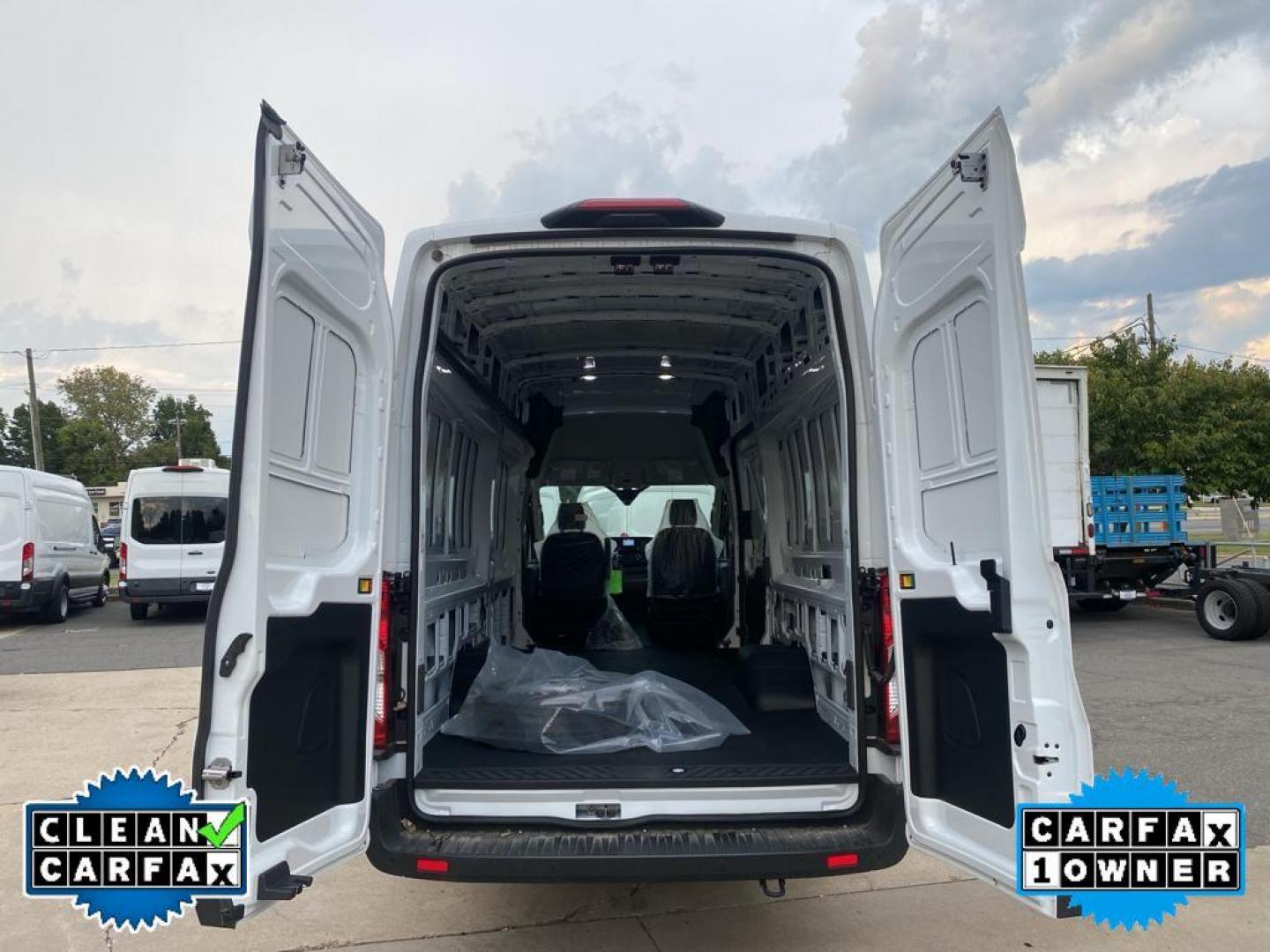 2022 Oxford White /Dark Palazzo Gray Ford Transit T-350 HD DRW (1FTRU8XG0NK) with an 3.5L V6 DOHC 24V engine, 10-speed automatic transmission, located at 6064 Gull Rd, Kalamazoo, MI, 49048, (269) 222-0088, 42.328388, -85.512924 - <b>Equipment</b><br>Our dealership has already run the CARFAX report and it is clean. A clean CARFAX is a great asset for resale value in the future. Protect this 2022 Ford Transit Van T-350HD EL High Roof from unwanted accidents with a cutting edge backup camera system. This Ford Transit Van featu - Photo#30