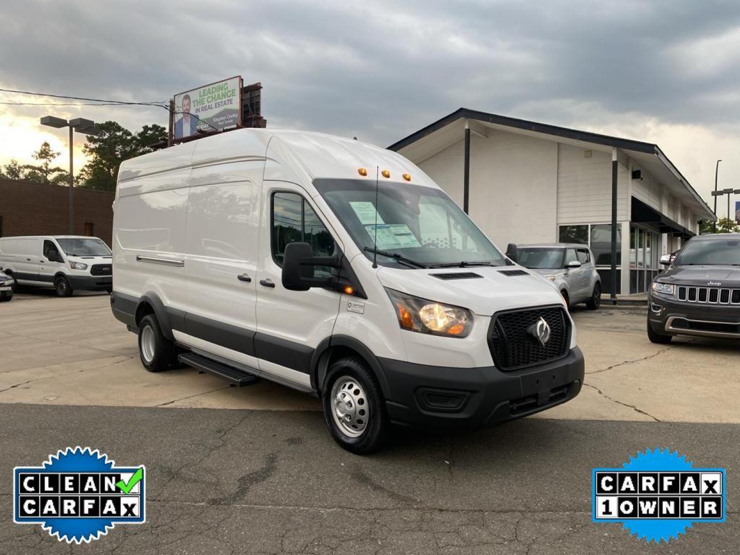 2022 Oxford White /Dark Palazzo Gray Ford Transit T-350 HD DRW (1FTRU8XG8NK) with an 3.5L V6 DOHC 24V engine, 10-speed automatic transmission, located at 6064 Gull Rd, Kalamazoo, MI, 49048, (269) 222-0088, 42.328388, -85.512924 - <b>Equipment</b><br>This model features a hands-free Bluetooth phone system. The rear parking assist technology on this 1 ton van will put you at ease when reversing. The system alerts you as you get closer to an obstruction. This vehicle is a certified CARFAX 1-owner. This vehicle has a clean CARF - Photo#8