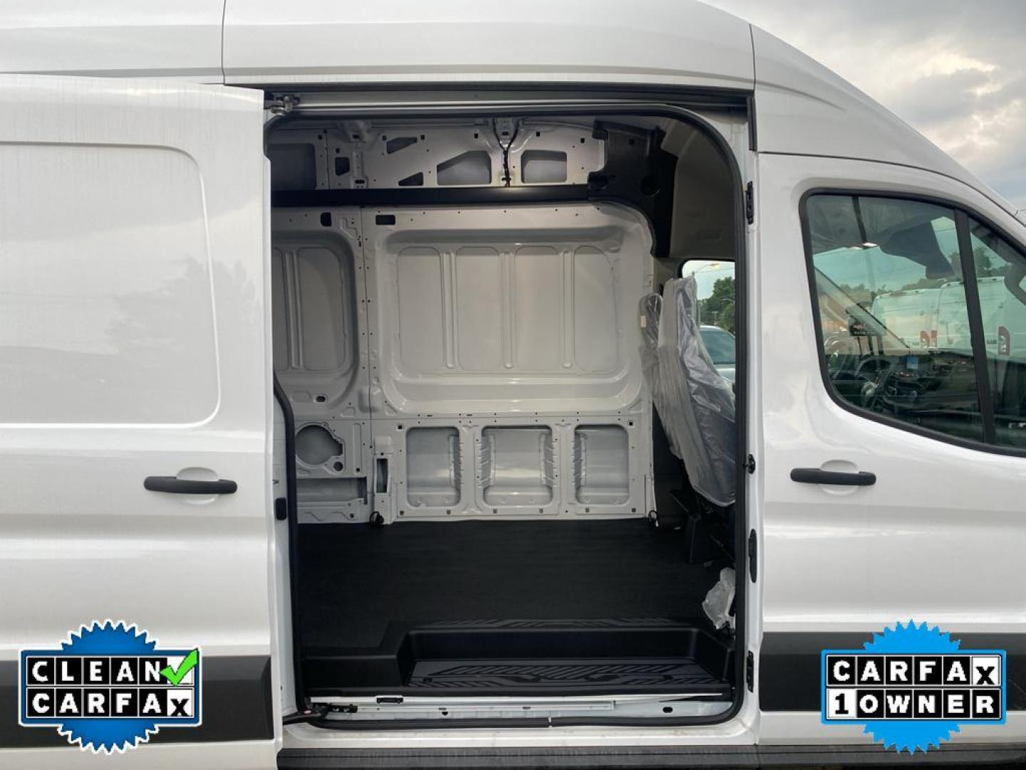 2022 Oxford White /Dark Palazzo Gray Ford Transit T-350 HD DRW (1FTRU8XG8NK) with an 3.5L V6 DOHC 24V engine, 10-speed automatic transmission, located at 6064 Gull Rd, Kalamazoo, MI, 49048, (269) 222-0088, 42.328388, -85.512924 - <b>Equipment</b><br>This model features a hands-free Bluetooth phone system. The rear parking assist technology on this 1 ton van will put you at ease when reversing. The system alerts you as you get closer to an obstruction. This vehicle is a certified CARFAX 1-owner. This vehicle has a clean CARF - Photo#27