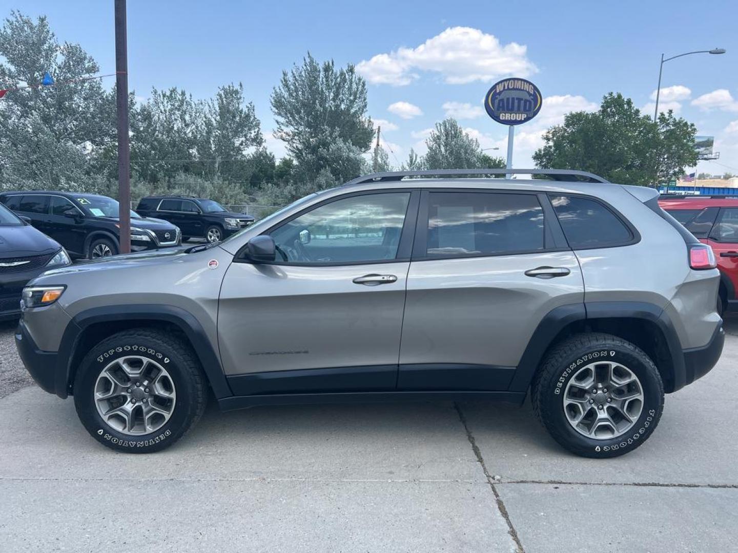 2020 Gray Jeep Cherokee Trailhawk Elite 4WD (1C4PJMBXXLD) with an 3.2L V6 DOHC 24V engine, 9A transmission, located at 6064 Gull Rd, Kalamazoo, MI, 49048, (269) 222-0088, 42.328388, -85.512924 - Discover the versatility of the 2020 Jeep Cherokee Trailhawk, a vehicle engineered to conquer both city streets and off-road trails with equal prowess. This well-maintained model features a potent V6, 3.2L engine that delivers a balanced blend of power and efficiency, ensuring a responsive and dynam - Photo#0