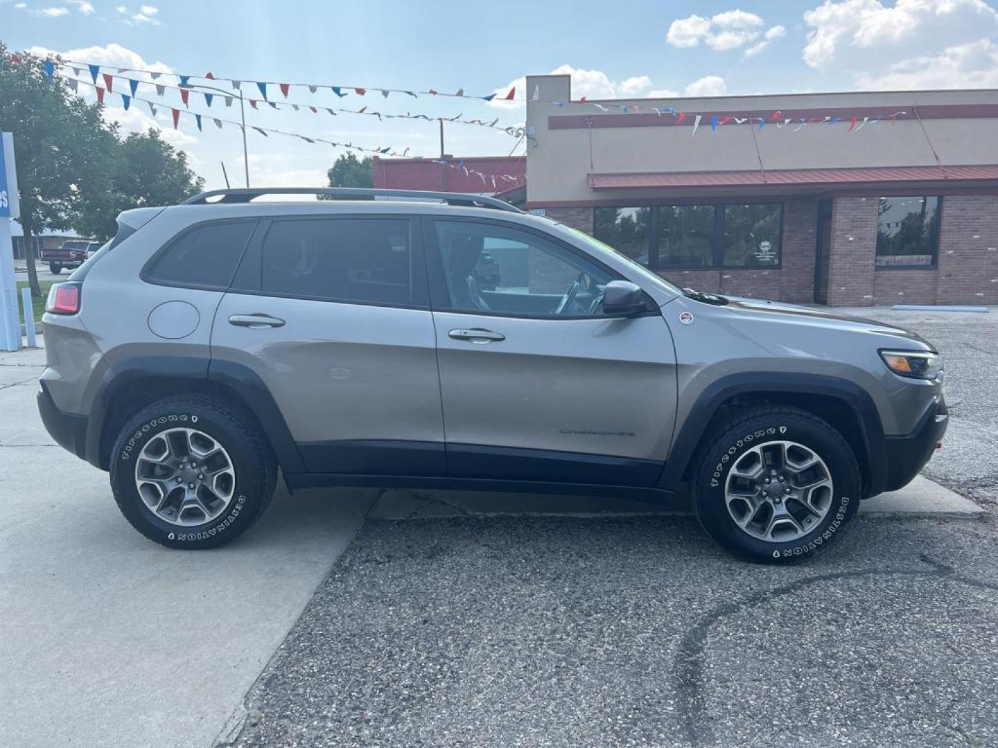 2020 Gray Jeep Cherokee Trailhawk Elite 4WD (1C4PJMBXXLD) with an 3.2L V6 DOHC 24V engine, 9A transmission, located at 6064 Gull Rd, Kalamazoo, MI, 49048, (269) 222-0088, 42.328388, -85.512924 - Discover the versatility of the 2020 Jeep Cherokee Trailhawk, a vehicle engineered to conquer both city streets and off-road trails with equal prowess. This well-maintained model features a potent V6, 3.2L engine that delivers a balanced blend of power and efficiency, ensuring a responsive and dynam - Photo#4