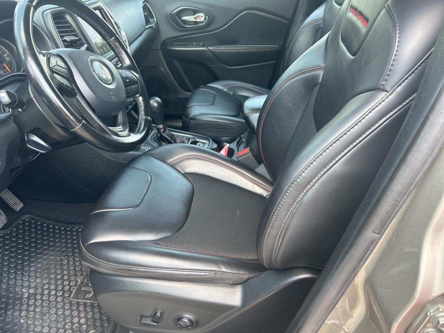 2020 Gray Jeep Cherokee Trailhawk Elite 4WD (1C4PJMBXXLD) with an 3.2L V6 DOHC 24V engine, 9A transmission, located at 6064 Gull Rd, Kalamazoo, MI, 49048, (269) 222-0088, 42.328388, -85.512924 - Discover the versatility of the 2020 Jeep Cherokee Trailhawk, a vehicle engineered to conquer both city streets and off-road trails with equal prowess. This well-maintained model features a potent V6, 3.2L engine that delivers a balanced blend of power and efficiency, ensuring a responsive and dynam - Photo#7