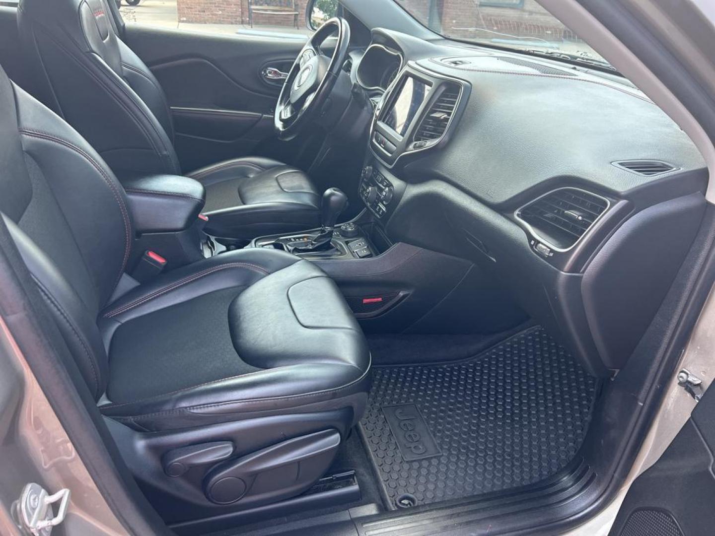 2020 Gray Jeep Cherokee Trailhawk Elite 4WD (1C4PJMBXXLD) with an 3.2L V6 DOHC 24V engine, 9A transmission, located at 6064 Gull Rd, Kalamazoo, MI, 49048, (269) 222-0088, 42.328388, -85.512924 - Discover the versatility of the 2020 Jeep Cherokee Trailhawk, a vehicle engineered to conquer both city streets and off-road trails with equal prowess. This well-maintained model features a potent V6, 3.2L engine that delivers a balanced blend of power and efficiency, ensuring a responsive and dynam - Photo#8