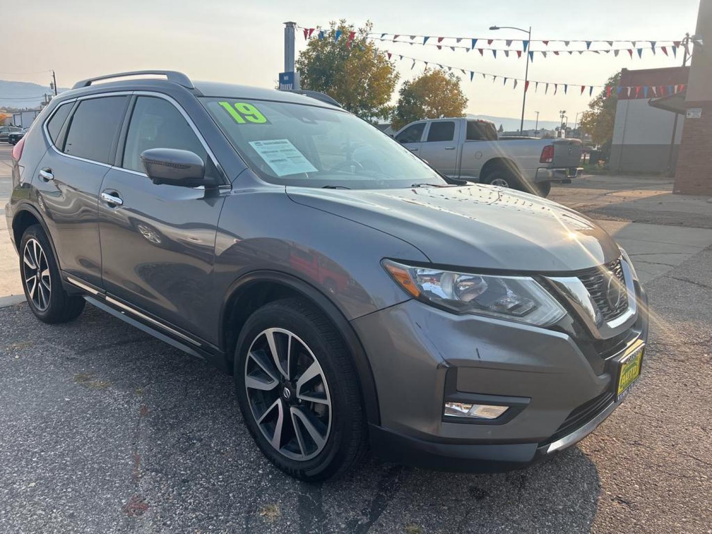 2019 gray Nissan Rogue S AWD (5N1AT2MV7KC) with an 2.5L L4 DOHC 16V engine, CVT transmission, located at 6064 Gull Rd, Kalamazoo, MI, 49048, (269) 222-0088, 42.328388, -85.512924 - Discover the exceptional blend of style, functionality, and advanced technology with this 2019 Nissan Rogue SL, equipped with All-Wheel Drive (AWD). This versatile SUV is powered by a robust 2.5L 4-cylinder engine, delivering a seamless driving experience whether you're navigating city streets or ta - Photo#2