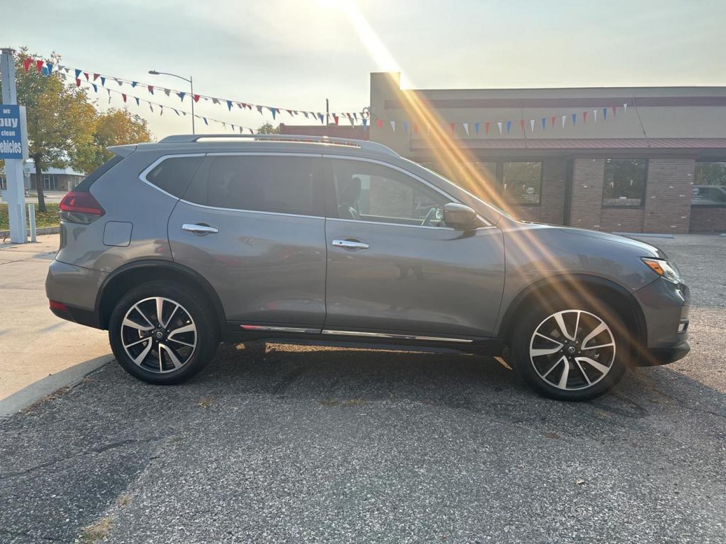 2019 gray Nissan Rogue S AWD (5N1AT2MV7KC) with an 2.5L L4 DOHC 16V engine, CVT transmission, located at 6064 Gull Rd, Kalamazoo, MI, 49048, (269) 222-0088, 42.328388, -85.512924 - Discover the exceptional blend of style, functionality, and advanced technology with this 2019 Nissan Rogue SL, equipped with All-Wheel Drive (AWD). This versatile SUV is powered by a robust 2.5L 4-cylinder engine, delivering a seamless driving experience whether you're navigating city streets or ta - Photo#3