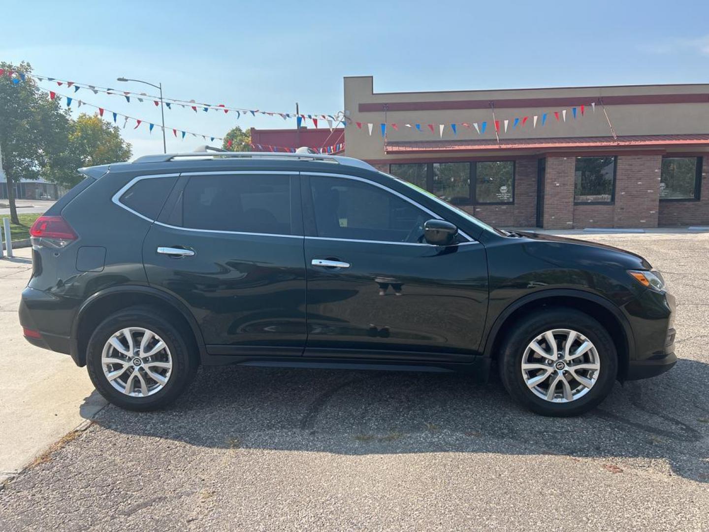 2019 green Nissan Rogue S AWD (5N1AT2MV6KC) with an 2.5L L4 DOHC 16V engine, CVT transmission, located at 6064 Gull Rd, Kalamazoo, MI, 49048, (269) 222-0088, 42.328388, -85.512924 - For sale at our dealership is a 2019 Nissan Rogue SV with All-Wheel Drive, a remarkable choice for those seeking reliability and comfort. This versatile SUV features a 4-cylinder, 2.5L engine, offering a perfect balance of power and fuel efficiency, making it ideal for both city commuting and weeken - Photo#4