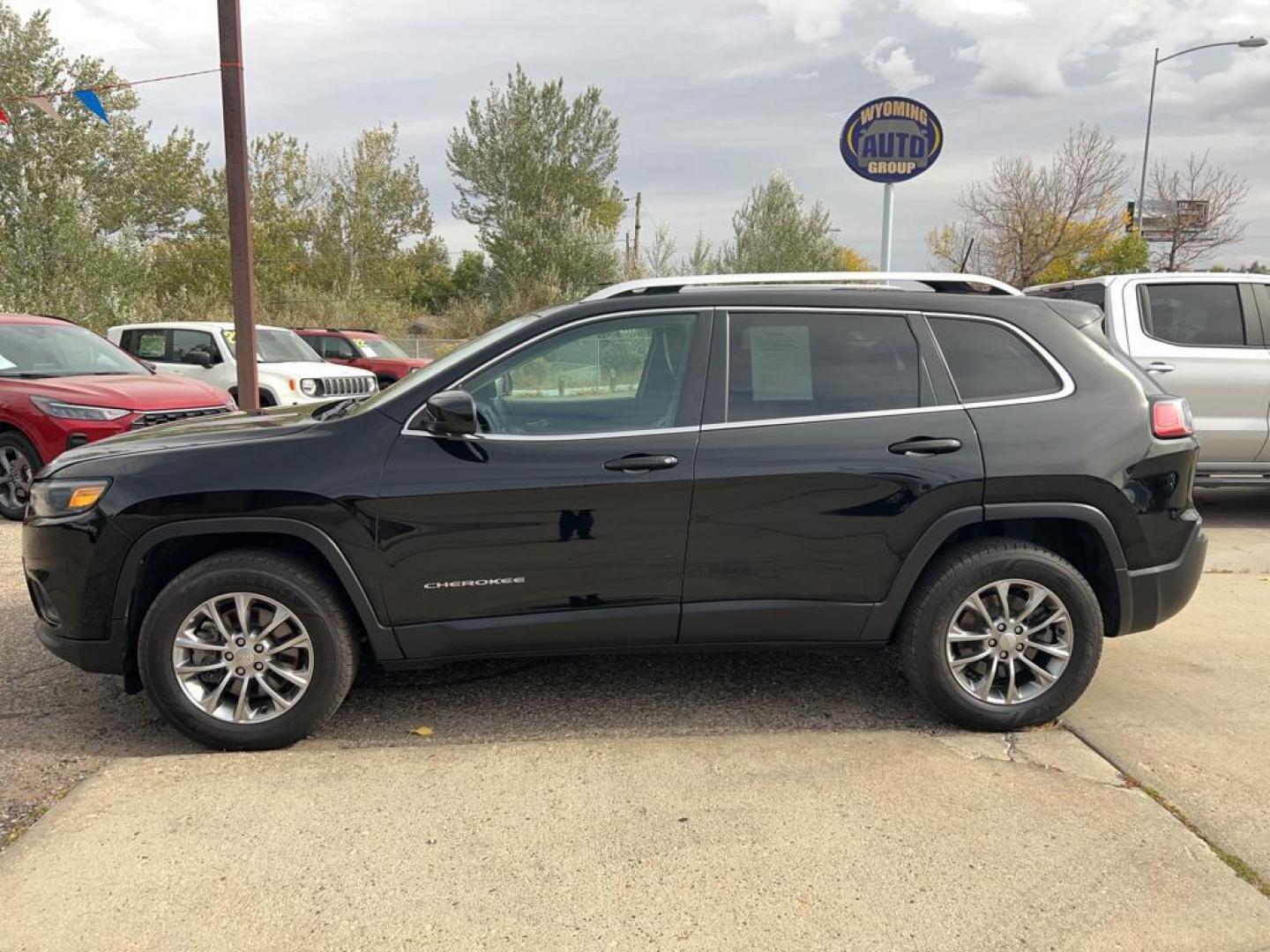 2019 gray Jeep Cherokee Latitude Plus 4WD (1C4PJMLB6KD) with an 2.4L L4 DOHC 16V engine, 9A transmission, located at 6064 Gull Rd, Kalamazoo, MI, 49048, (269) 222-0088, 42.328388, -85.512924 - Photo#0