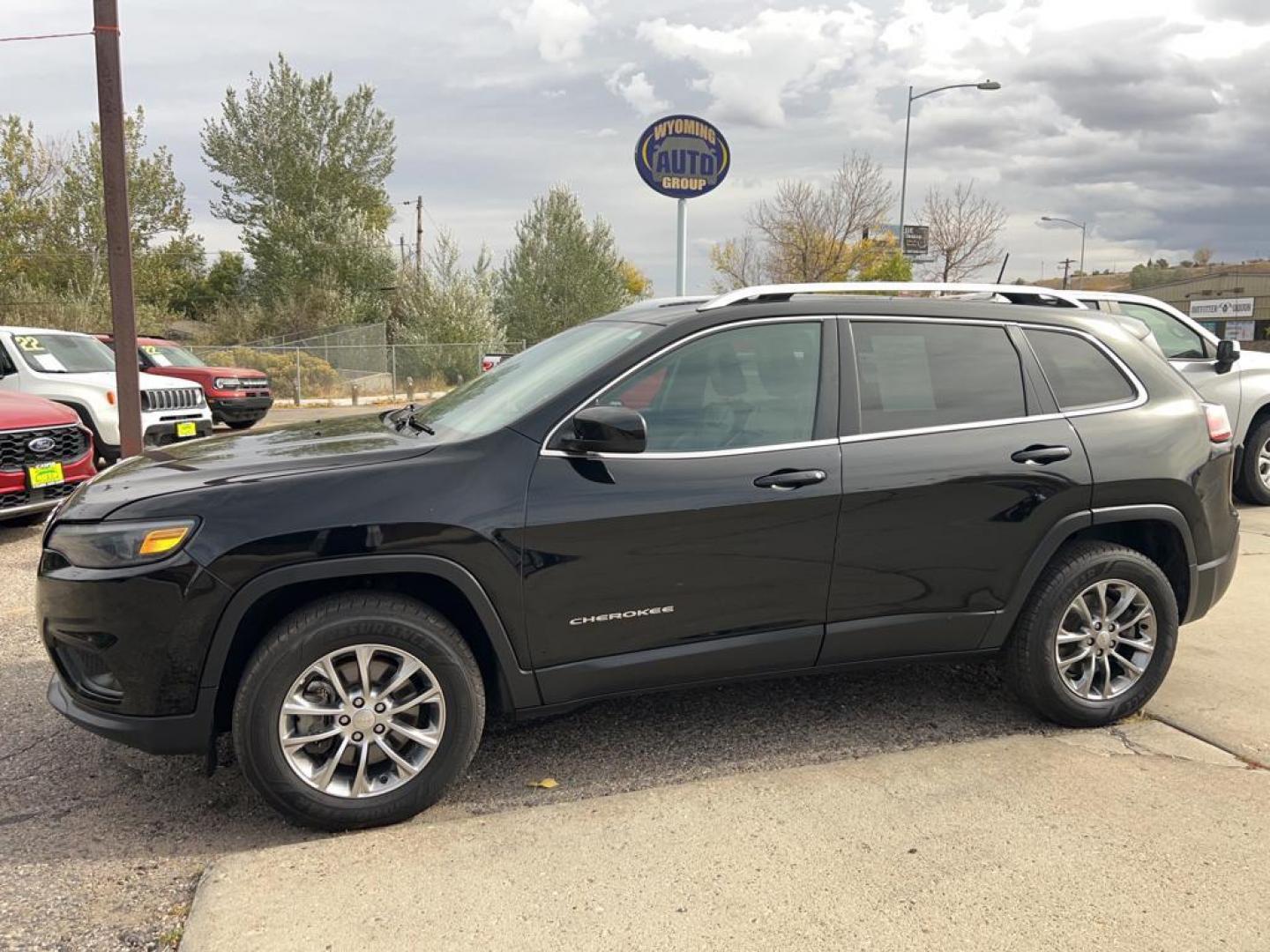 2019 gray Jeep Cherokee Latitude Plus 4WD (1C4PJMLB6KD) with an 2.4L L4 DOHC 16V engine, 9A transmission, located at 6064 Gull Rd, Kalamazoo, MI, 49048, (269) 222-0088, 42.328388, -85.512924 - Photo#1