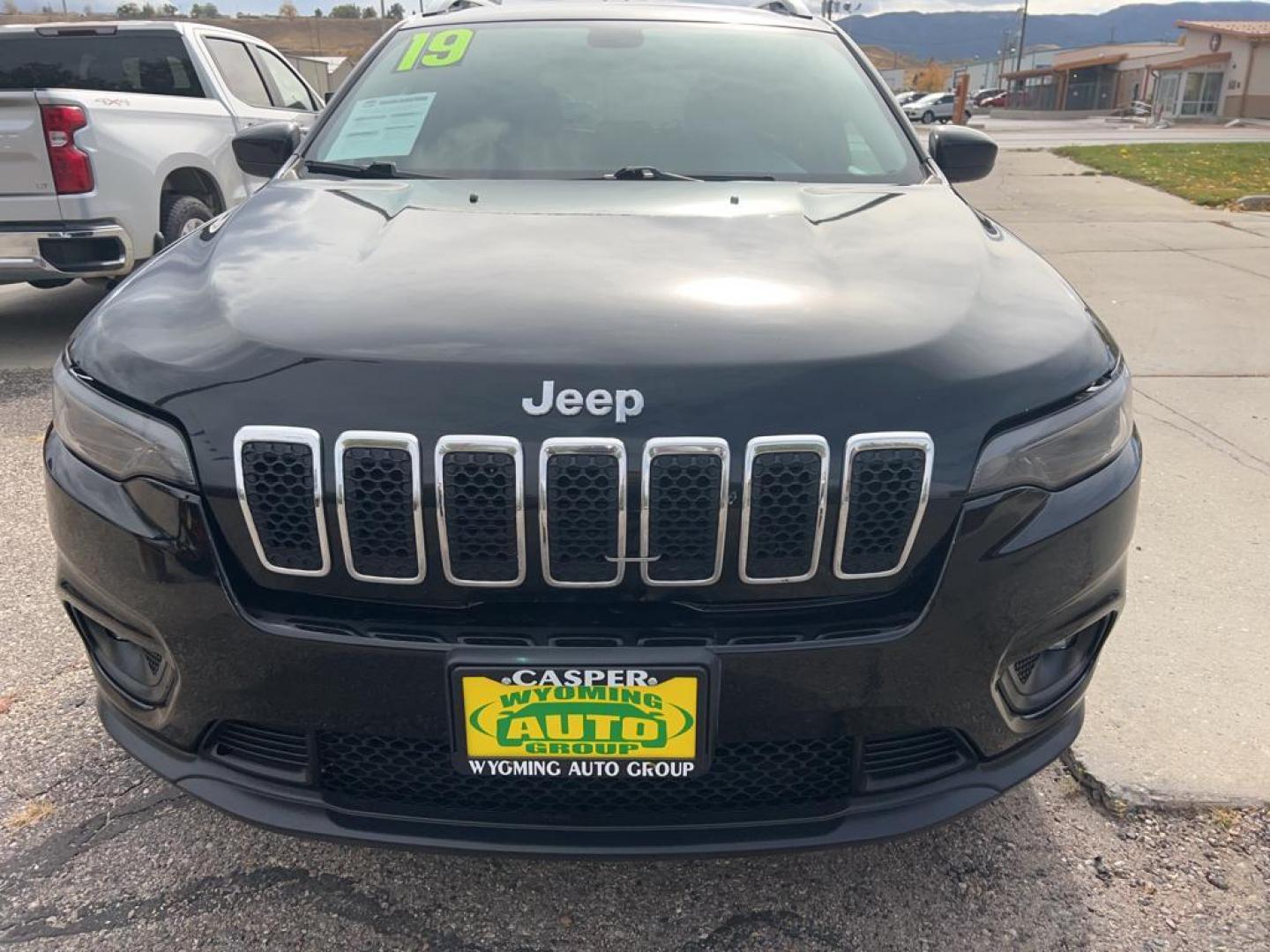 2019 gray Jeep Cherokee Latitude Plus 4WD (1C4PJMLB6KD) with an 2.4L L4 DOHC 16V engine, 9A transmission, located at 6064 Gull Rd, Kalamazoo, MI, 49048, (269) 222-0088, 42.328388, -85.512924 - Photo#2