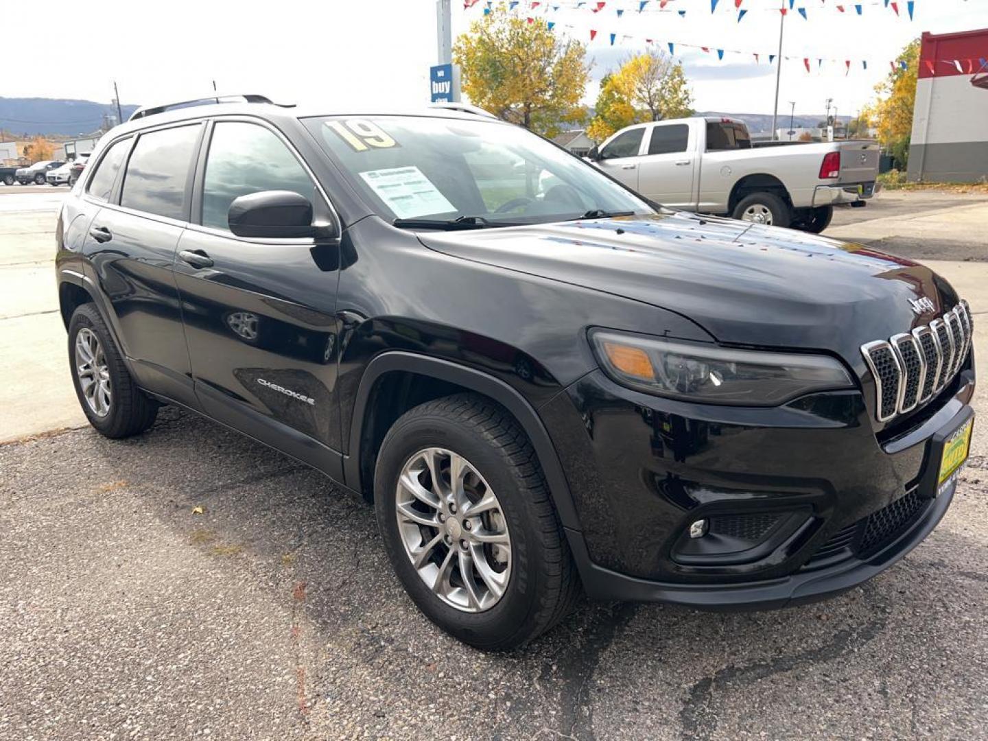 2019 gray Jeep Cherokee Latitude Plus 4WD (1C4PJMLB6KD) with an 2.4L L4 DOHC 16V engine, 9A transmission, located at 6064 Gull Rd, Kalamazoo, MI, 49048, (269) 222-0088, 42.328388, -85.512924 - Photo#3