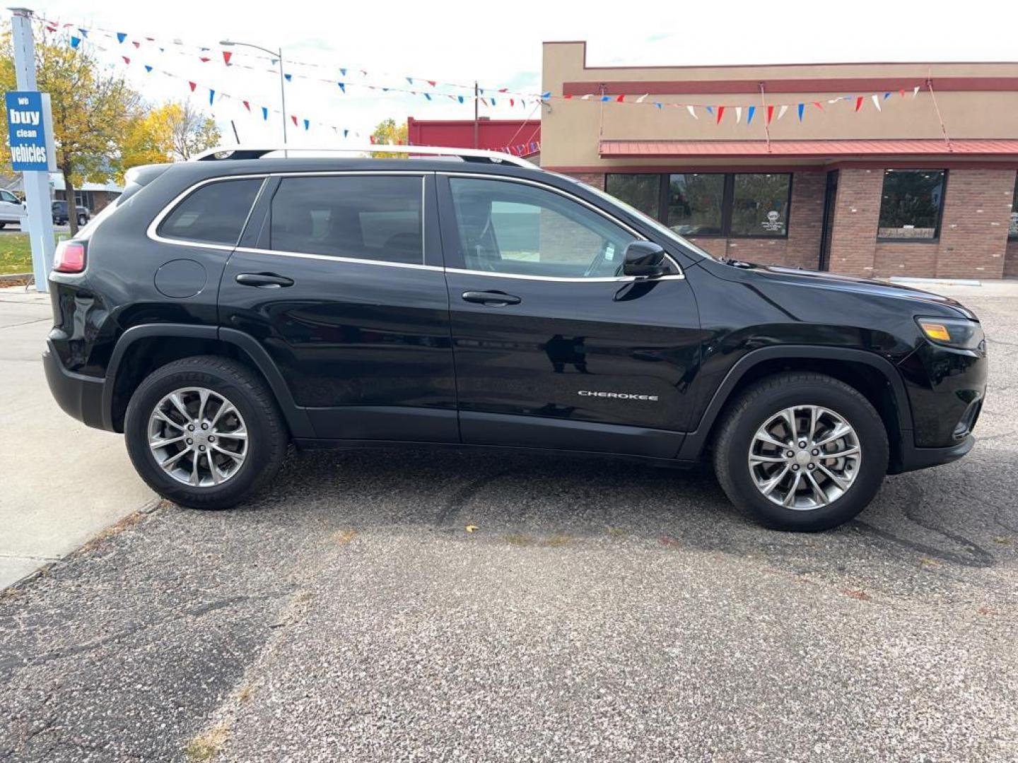 2019 gray Jeep Cherokee Latitude Plus 4WD (1C4PJMLB6KD) with an 2.4L L4 DOHC 16V engine, 9A transmission, located at 6064 Gull Rd, Kalamazoo, MI, 49048, (269) 222-0088, 42.328388, -85.512924 - Photo#4