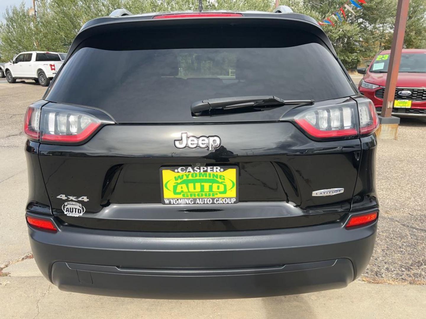 2019 gray Jeep Cherokee Latitude Plus 4WD (1C4PJMLB6KD) with an 2.4L L4 DOHC 16V engine, 9A transmission, located at 6064 Gull Rd, Kalamazoo, MI, 49048, (269) 222-0088, 42.328388, -85.512924 - Photo#5