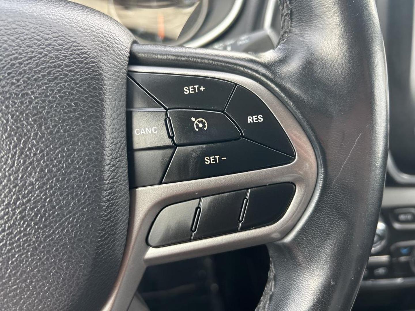 2019 gray Jeep Cherokee Latitude Plus 4WD (1C4PJMLB6KD) with an 2.4L L4 DOHC 16V engine, 9A transmission, located at 6064 Gull Rd, Kalamazoo, MI, 49048, (269) 222-0088, 42.328388, -85.512924 - Photo#15