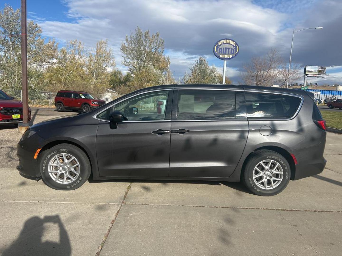 2022 Chrysler Voyager LX (2C4RC1CG9NR) with an 3.6L V6 DOHC 24V engine, 9A transmission, located at 6064 Gull Rd, Kalamazoo, MI, 49048, (269) 222-0088, 42.328388, -85.512924 - Introducing the 2022 Chrysler Voyager LX, a dynamic blend of sophistication and practicality that's ready to elevate your driving experience! Powered by a robust V6, 3.6L engine, this front-wheel-drive marvel offers an exhilarating blend of power and efficiency, making every journey a joy.<br> - Photo#0