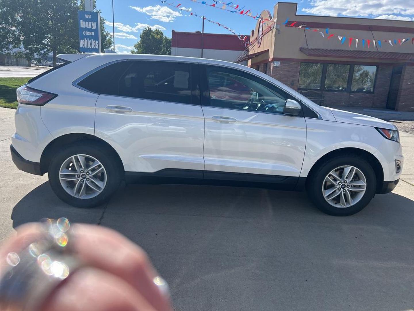 2018 white Ford Edge SEL AWD (2FMPK4J92JB) with an 2.0L L4 DOHC 16V engine, 6A transmission, located at 6064 Gull Rd, Kalamazoo, MI, 49048, (269) 222-0088, 42.328388, -85.512924 - Introducing the dynamic and reliable 2018 Ford Edge SEL with AWD, a perfect blend of sophistication and performance! This remarkable vehicle is designed to elevate your driving experience with its impressive features and sleek design. Under the hood, you'll find a robust 4-cylinder, 2.0L engine that - Photo#3