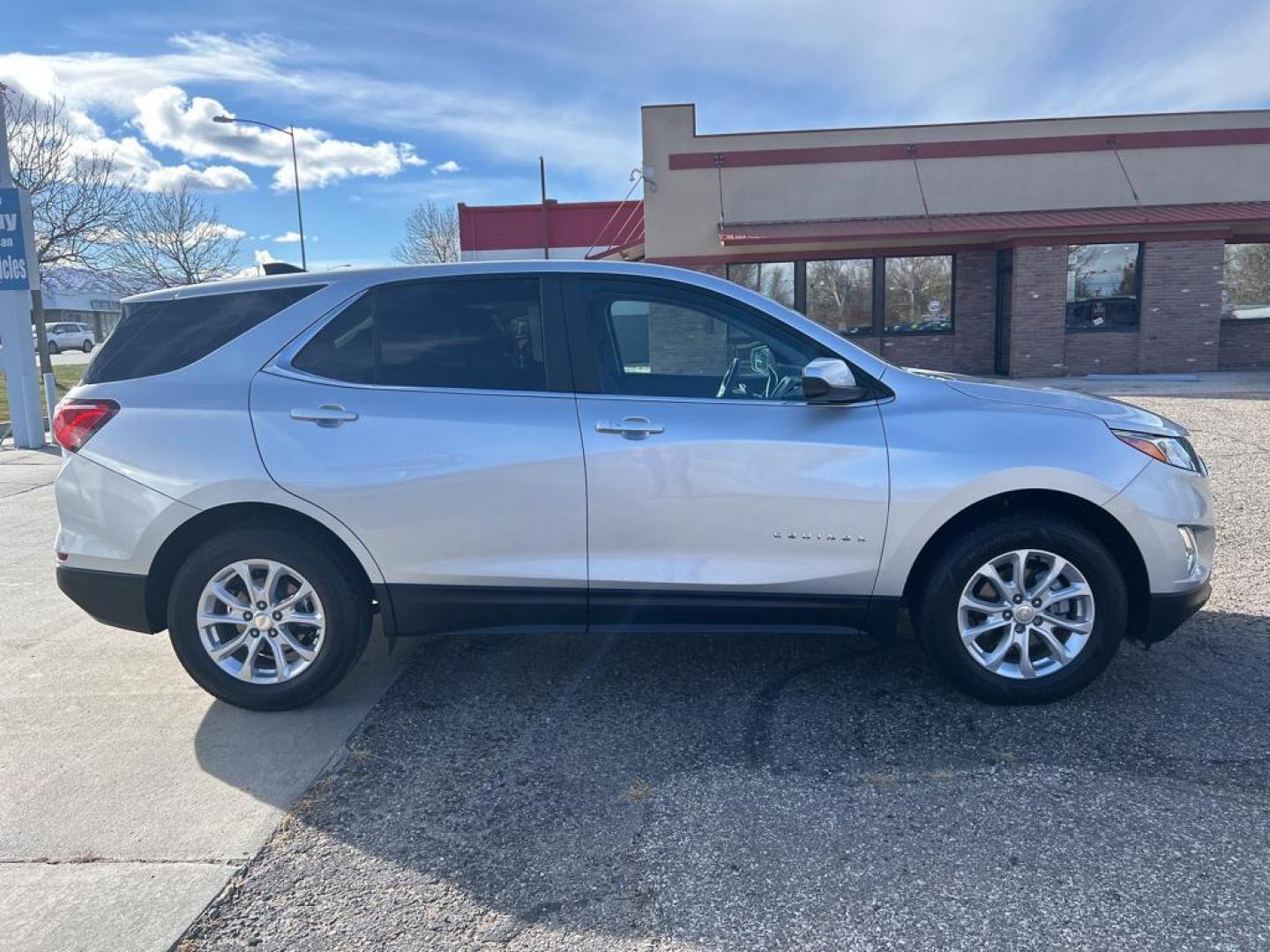 2021 silver Chevrolet Equinox LT AWD (3GNAXTEV8MS) with an 1.5L L4 DOHC 16V TURBO engine, 6A transmission, located at 6064 Gull Rd, Kalamazoo, MI, 49048, (269) 222-0088, 42.328388, -85.512924 - Photo#4